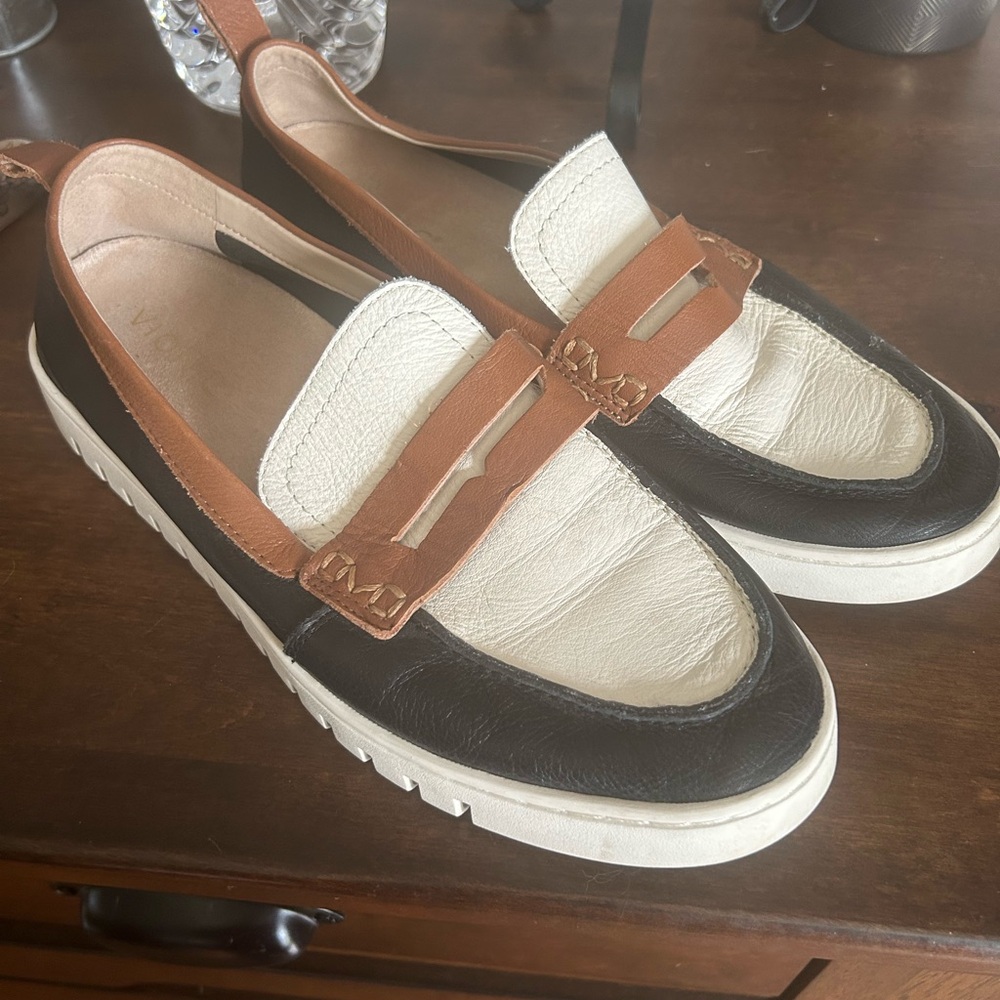 Vionic Black and Cream Leather Loafers